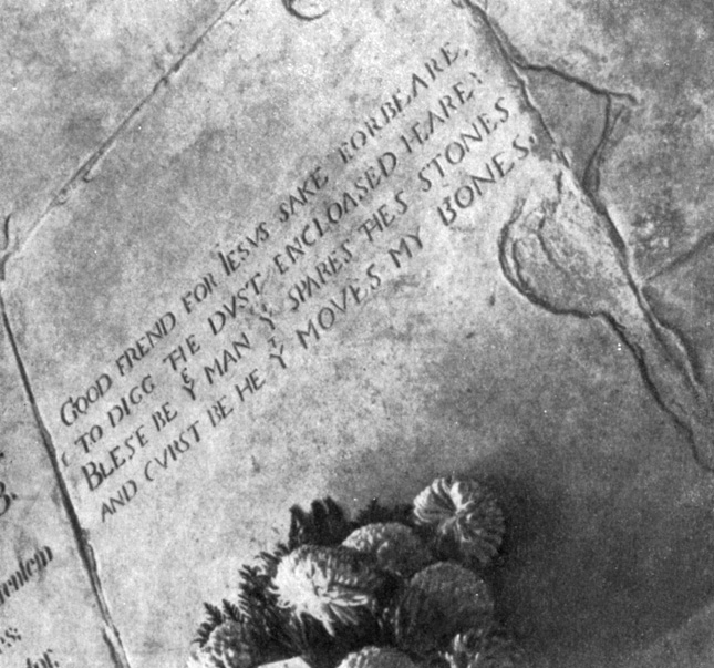 Надгробная плита над тем местом, где похоронен Шекспир. Надпись гласит: 'Добрый друг, во имя Иисуса, не извлекай праха погребенного здесь. Да благословен будет тот, кто не тронет этих камней, и да будет проклят тот, кто потревожит мои кости'