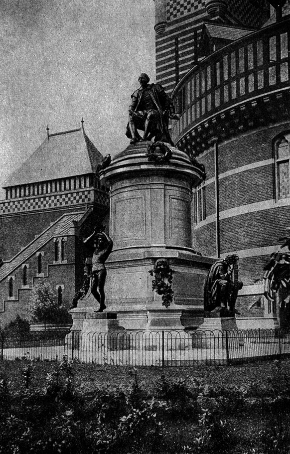 Памятник Шекспиру в Стретфорде перед Шекспировским театром-музеем работы английского скульптора Роналда Гауэра. Установлен в 1888 году